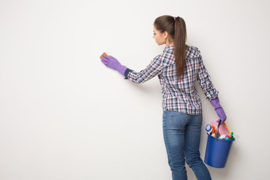 Nettoyage d'un mur blanc ace produits d'entretien