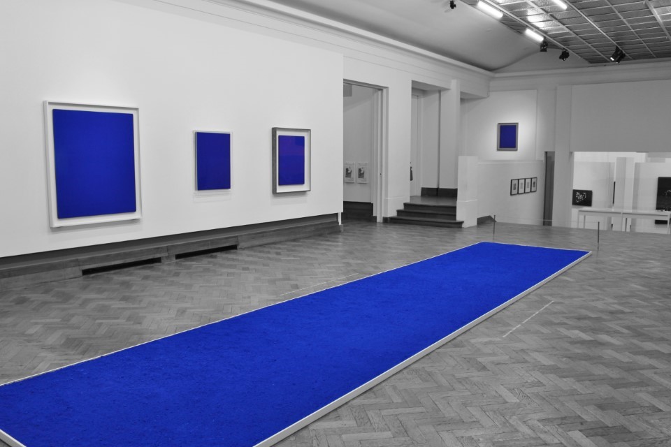 Exposition de tableaux bleu Klein