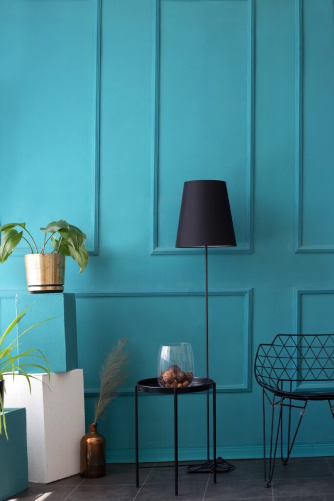Salon avec mur bleu turquoise