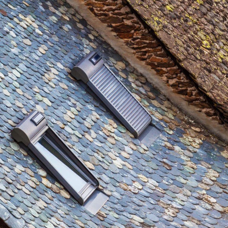 Deux volets roulants solaires sur un toit
