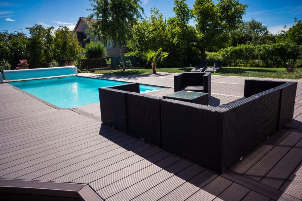 Terrasse en bois composite bordant une piscine