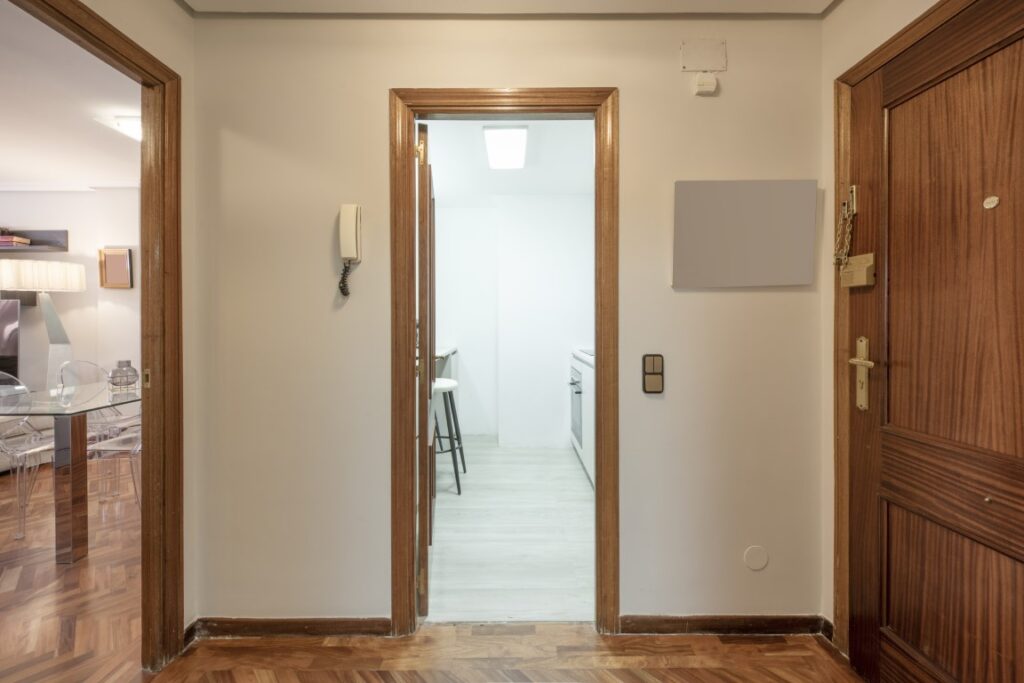 Couloir blanc crème et portes en bois