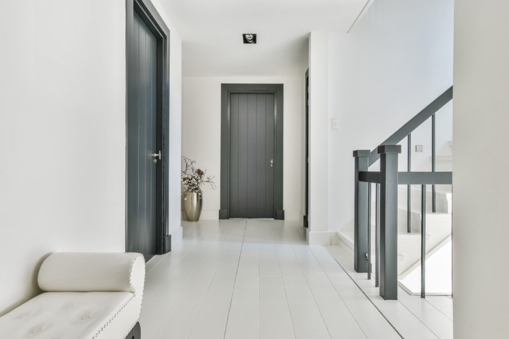 Couloir blanc et portes grises