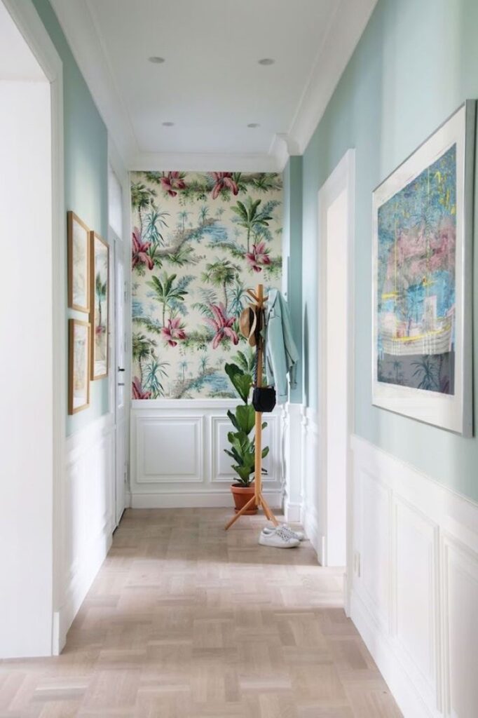 Couloir décoré avec couleurs et papier peint