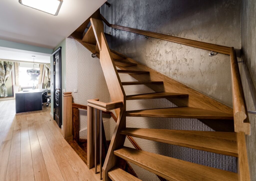 La rénovation e'un escalier en bois peut être l'occasion de lui donner un nouveau style