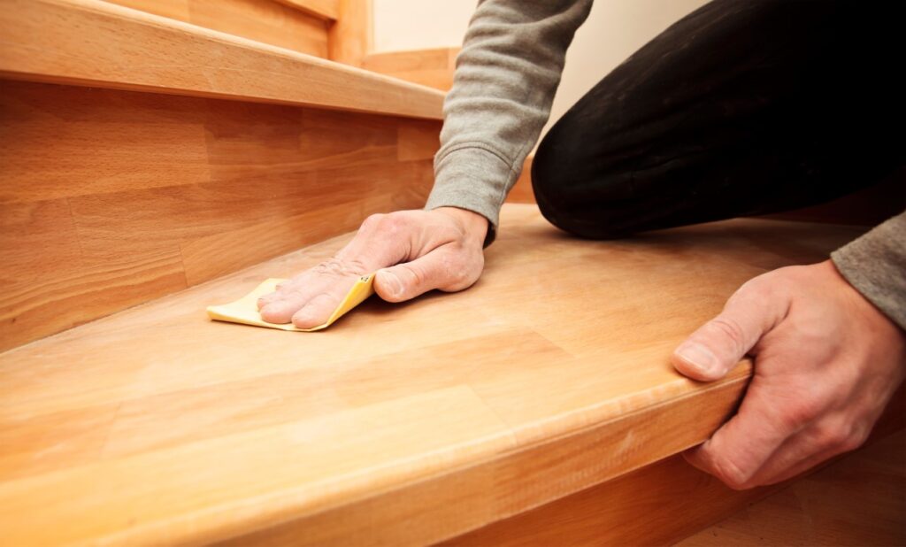 Poncer les marches d'un escalier en bois
