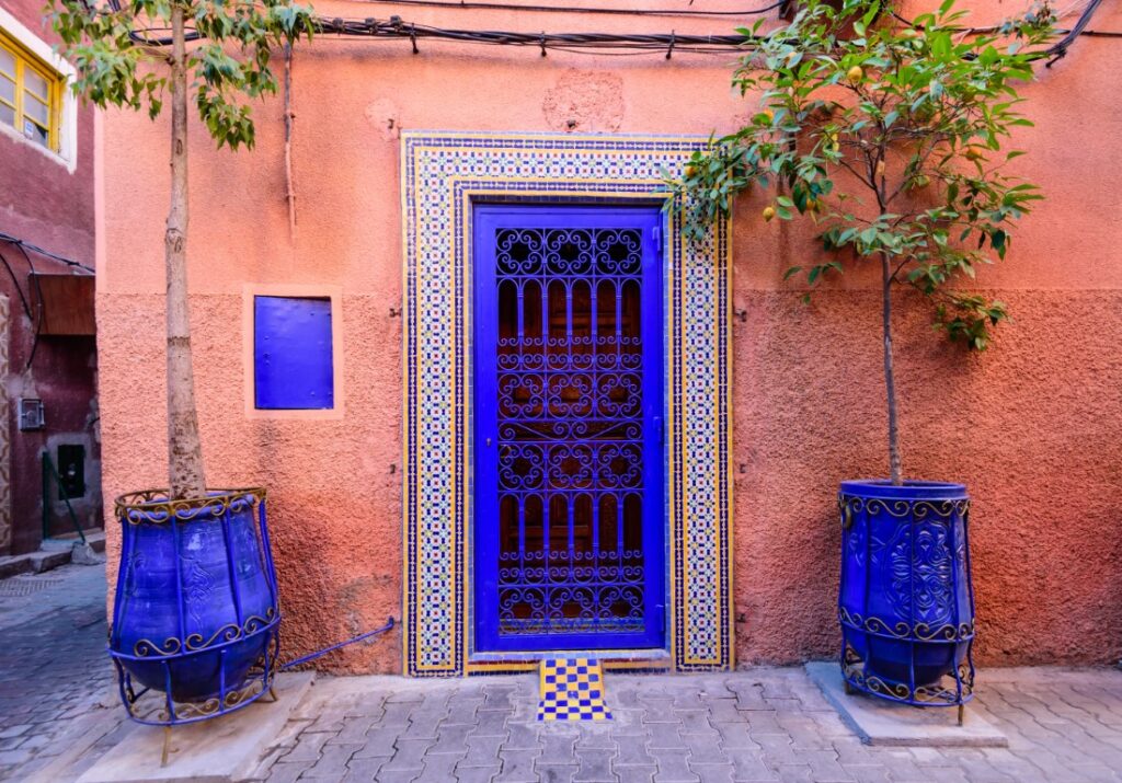 La porte d'entrée très colorée d'une maison marocaine