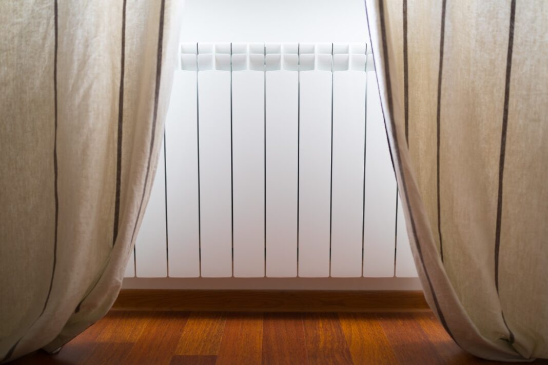 Laisser tomber des rideaux devant un radiateur