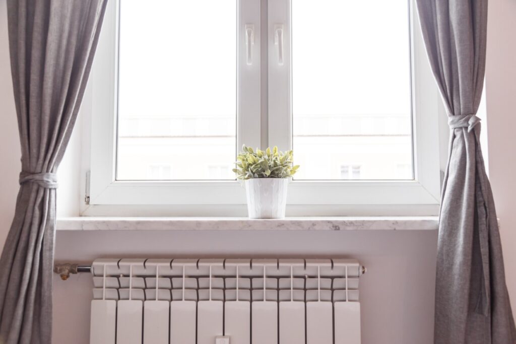 Garder les rideaux à bonne distance des radiateurs en les attachant