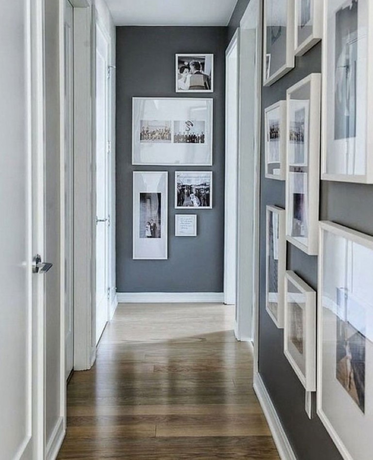 Faire une ligne verticale de cadres sur le mur du fond de votre couloir