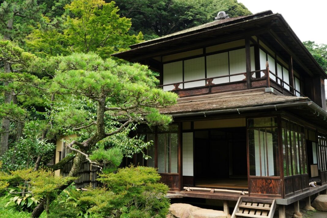 Vue extérieure d'une maison traditionnelle japonaise