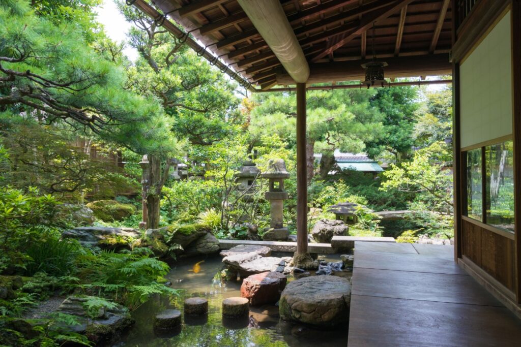 Jardin d'une maison japonaise avec point d'eau