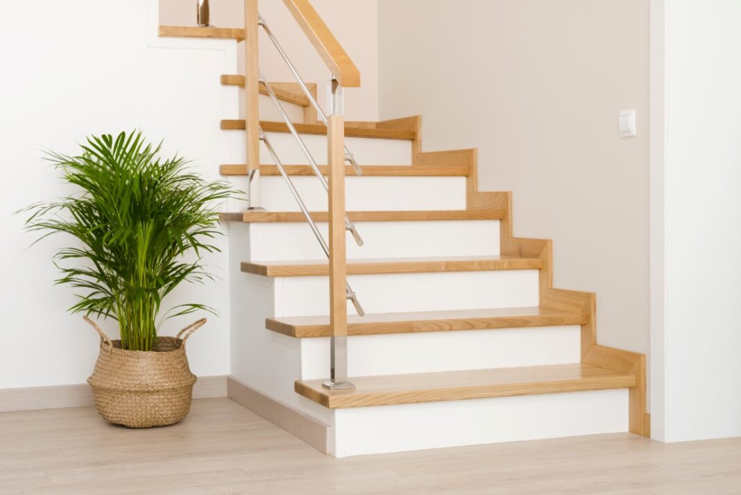 Peindre un escalier en deux couleurs
