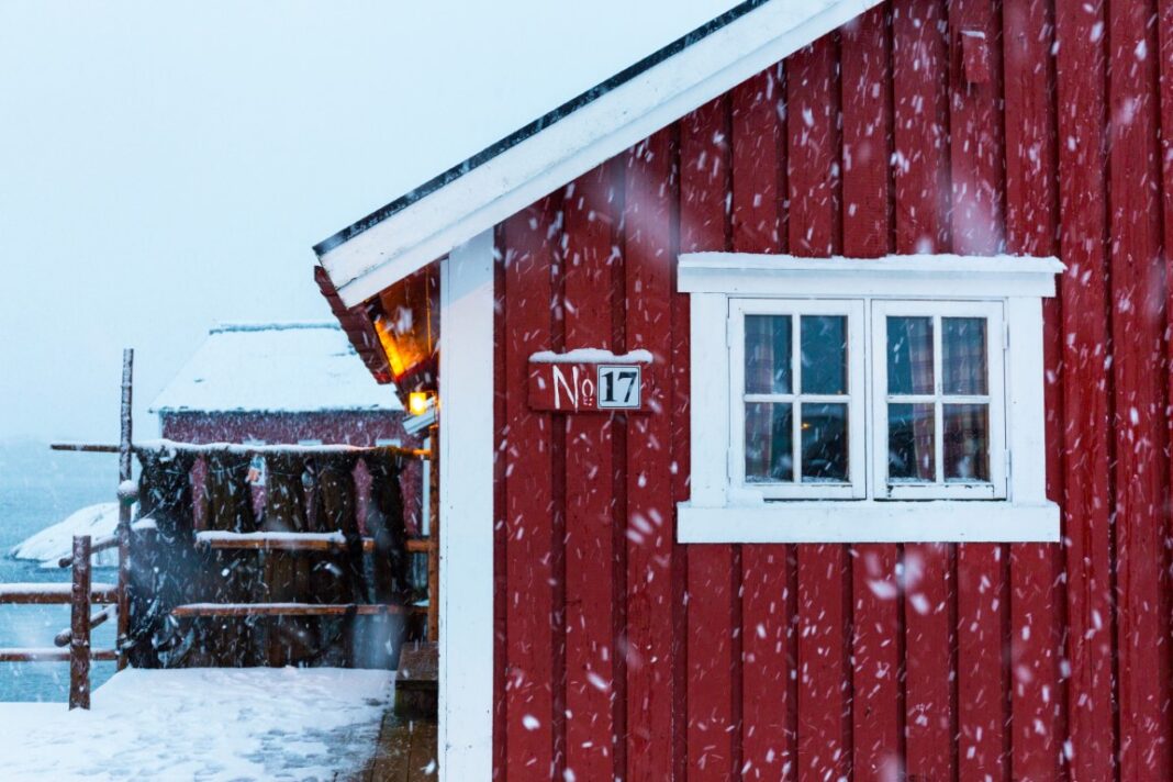 La façade enneigée d'une maison norvégienne