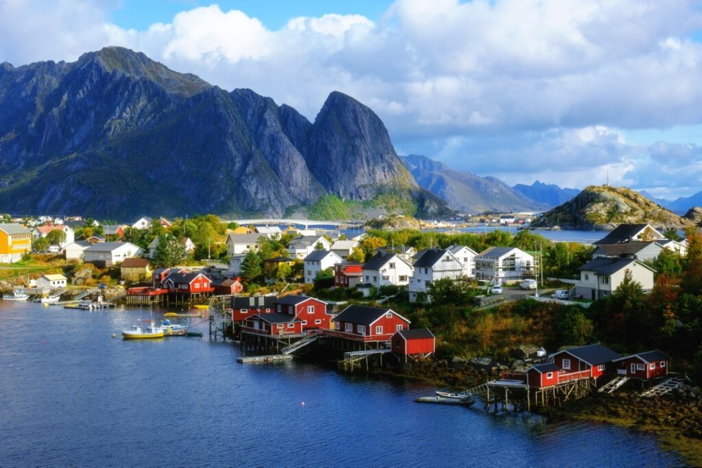 Vue aérienne d'un village de Norvège