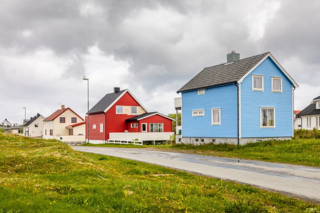 Des maisons norvégiennes typiques en bleu et en rouge