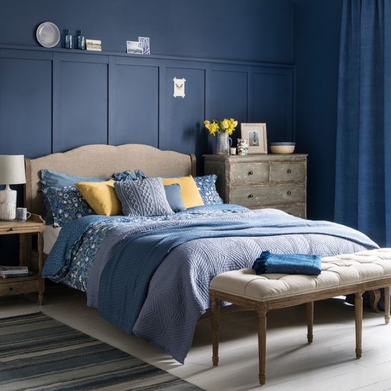 Une chambre douce et authentique en bleu nuit et bois