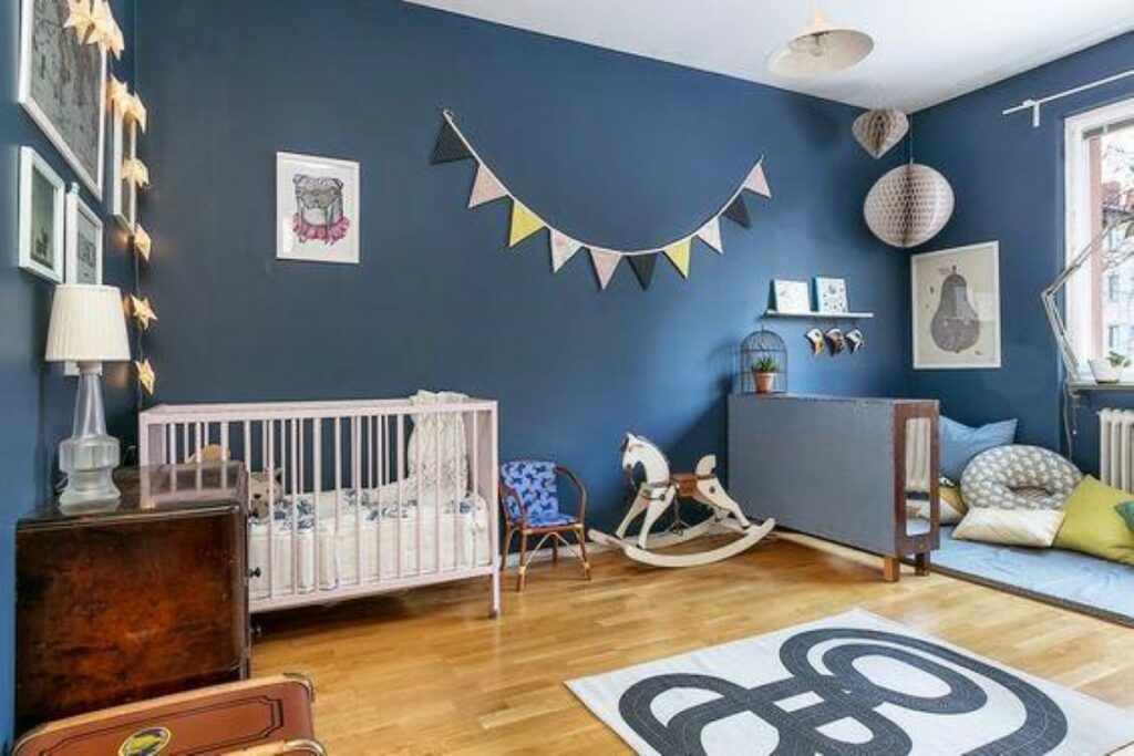 Une chambre de bébé en bleu nuit et rappels de bois