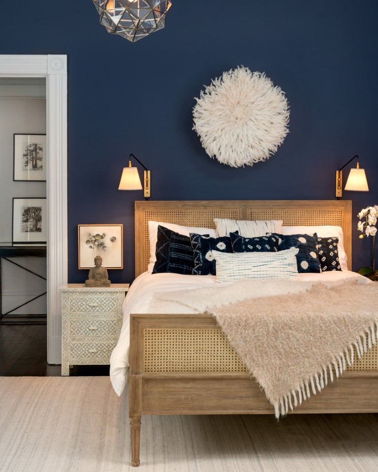 Chambre avec murs et accessoires en bleu nuit