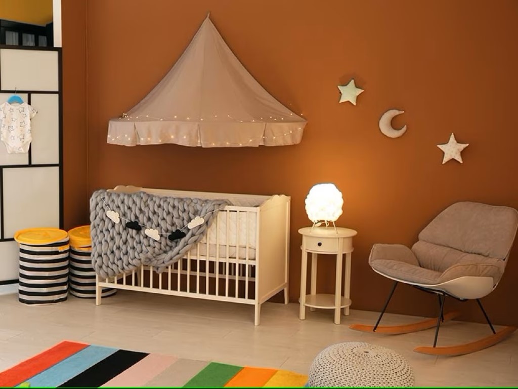 Des meubles et matières naturelles pour une chambre bébé terracotta