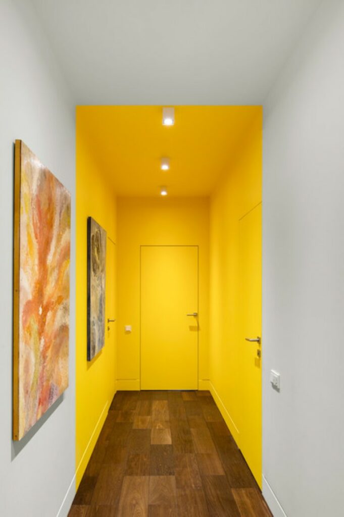 Le jaune soleil apporte une touche de pep's à un couloir