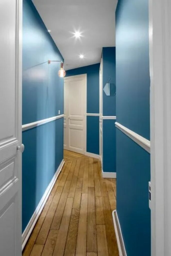 Couloir en bleu nuit et blanc