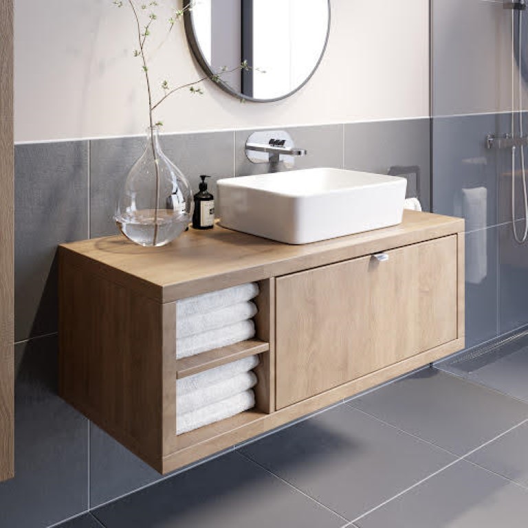Une salle de bain grise avec meuble en bois