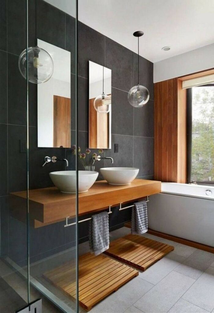 Créez des contrastes forts entre le gris et le bois dans la salle de bain