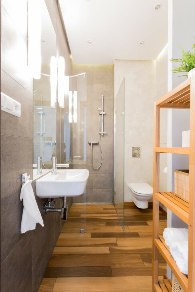 Les tons clairs sont à préférer dans une petite salle de bain
