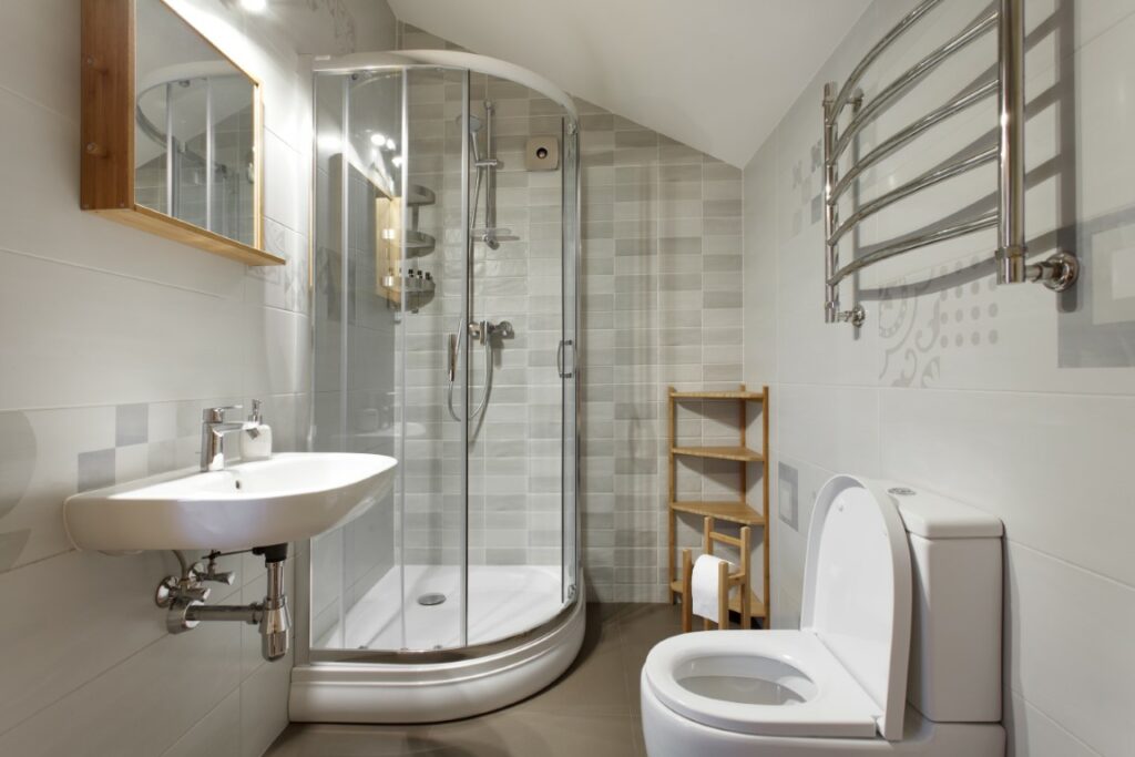Installer une douche d'angle dans une petite salle de bain