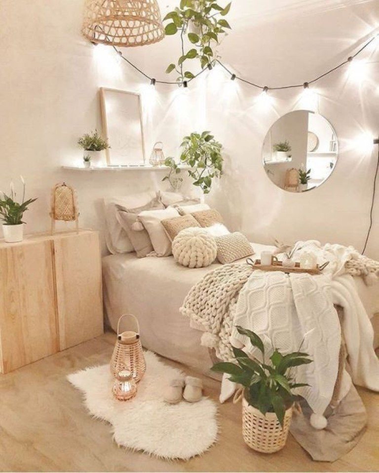 Une petite chambre beige et blanche à la décoration cocooning