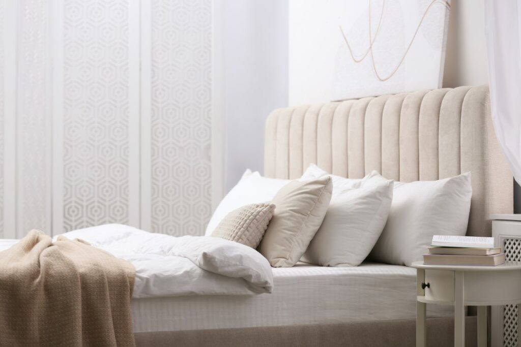 Le minimalisme d'une chambre beige et blanche scandinave