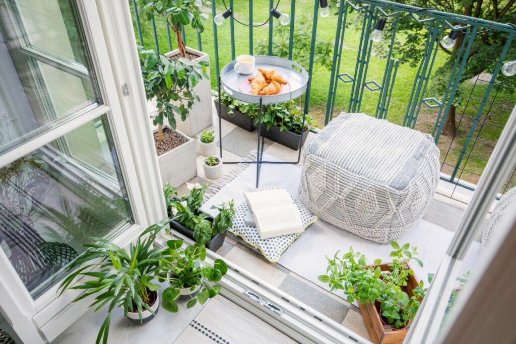 Prolonger la décoration du salon sur le balcon