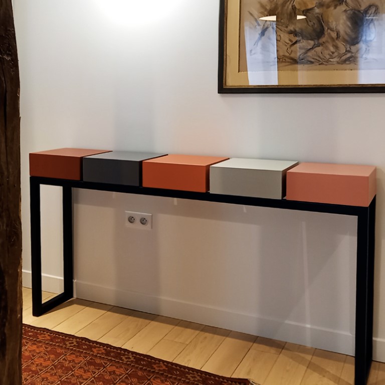 Installer une console dans le couloir ajoute de la profondeur