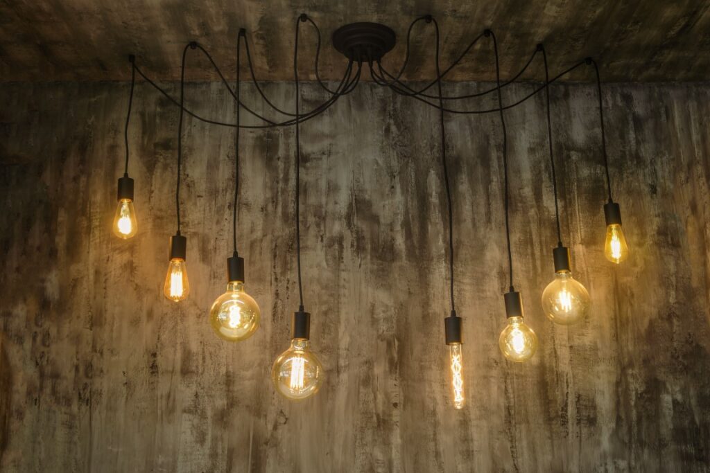 Un luminaire composé d'ampoules nues