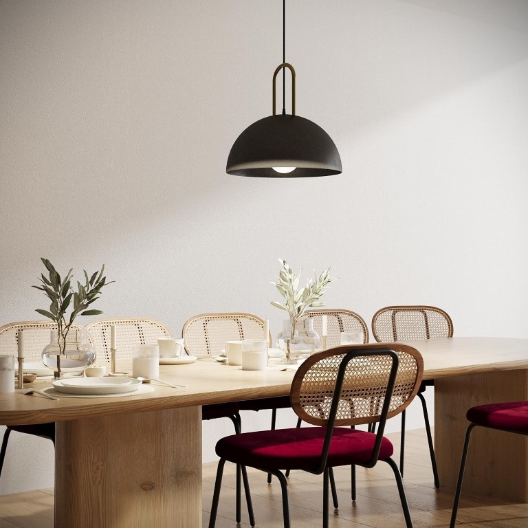 Une suspension simple en métal noir