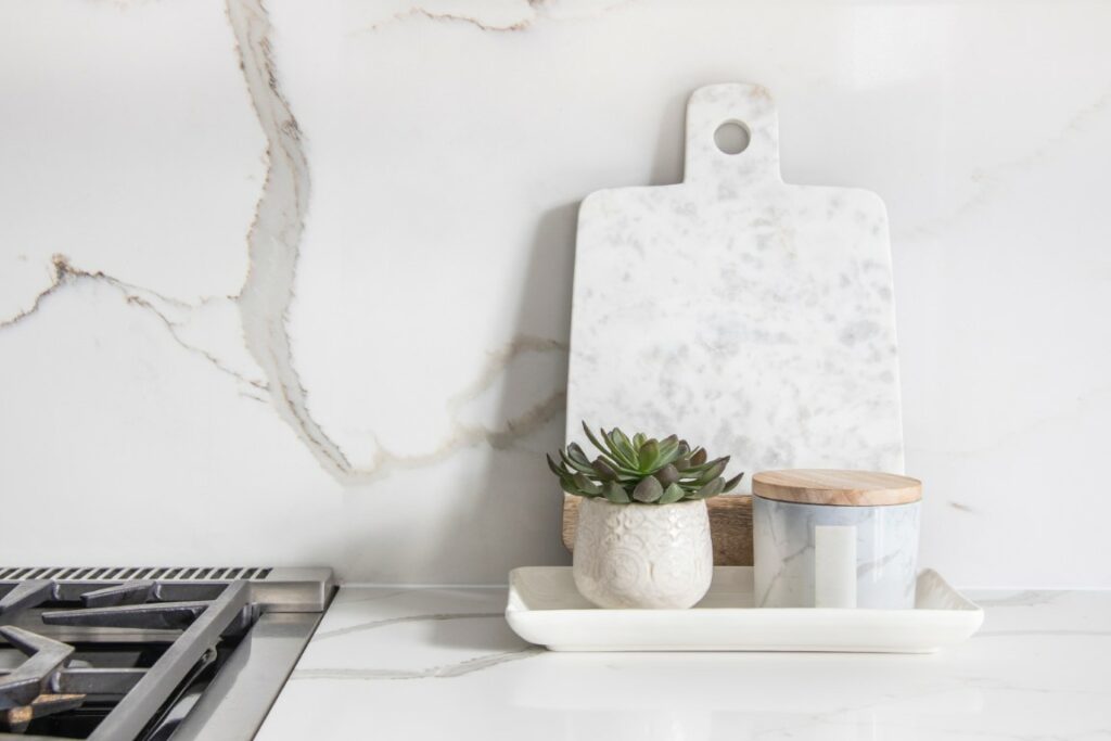 Plan de travail en quartz dans une décoration épurée
