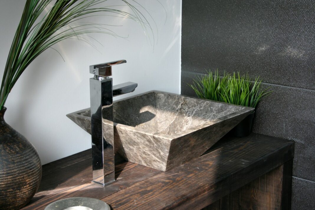 Réaliser une décoration de salle de bain en marbre et bois