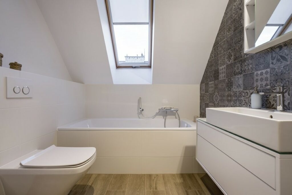 Limiter les meubles et installer la baignoire sous un velux permet d'optimiser l'espace