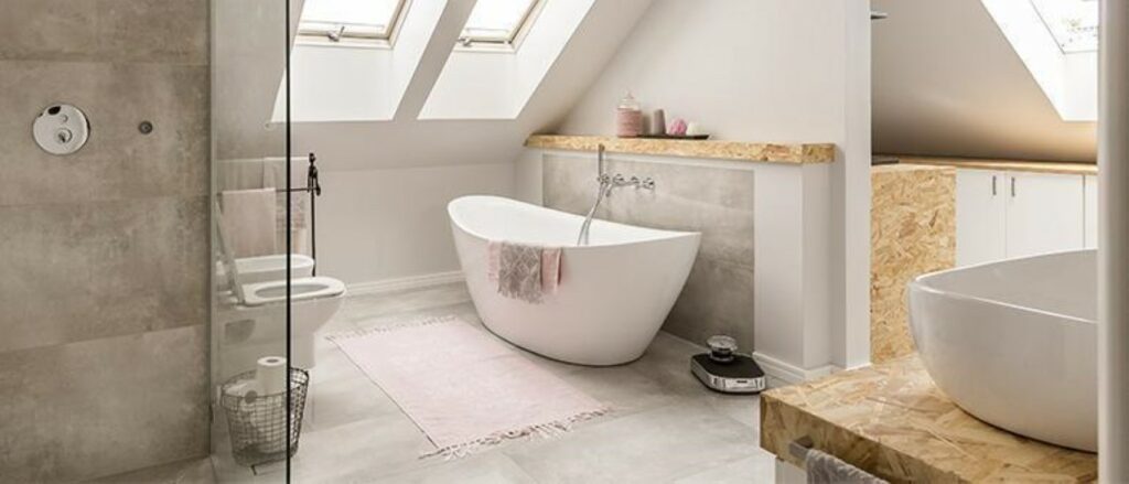 Privilégier les couleurs claires dans une salle de bain sous pente