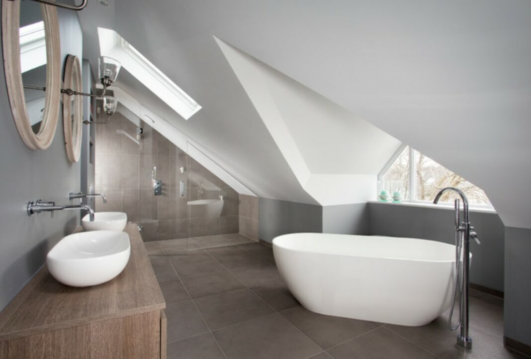 Aménager une salle de bain sous pente moderne