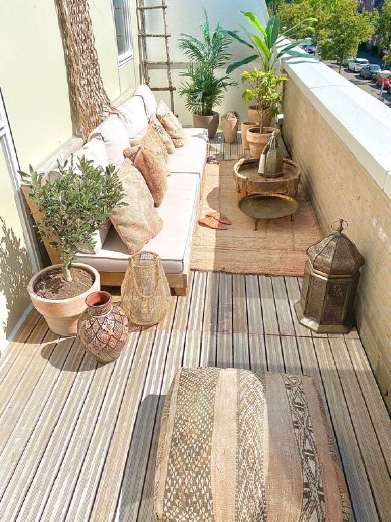 Installer une banquette en longueur sur le balcon