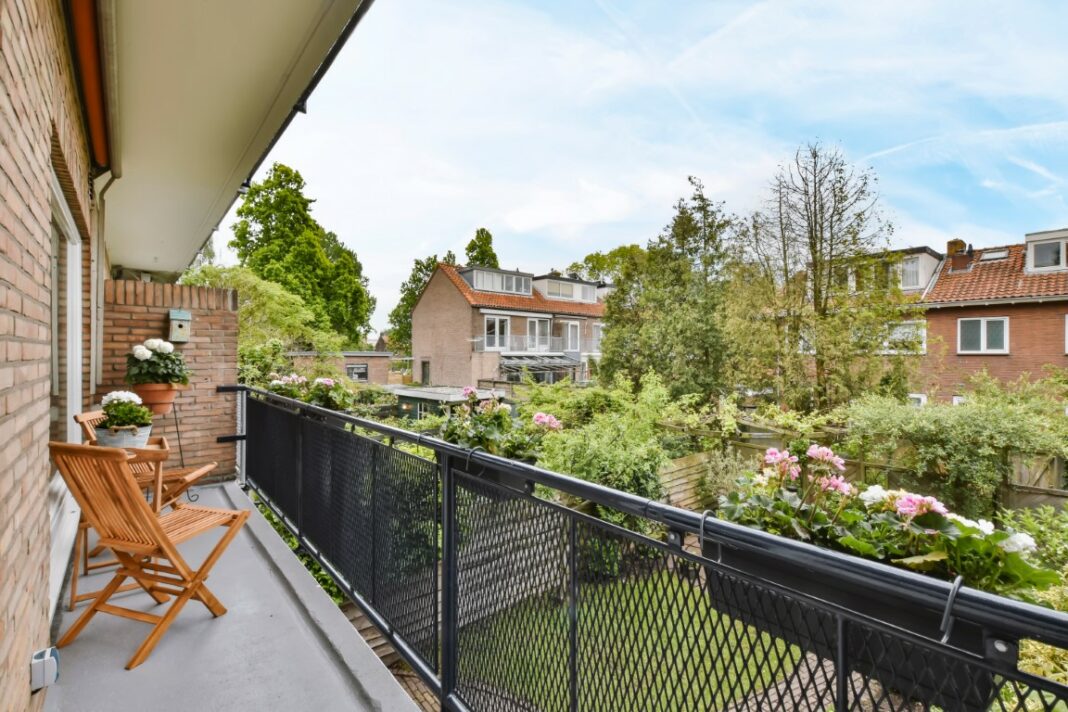 Aménager un balcon long pour le rendre plus chaleureux