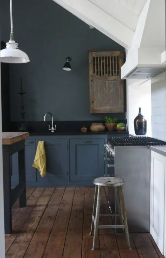 Choisir un bleu noir comme couleur pour un mur d'accent