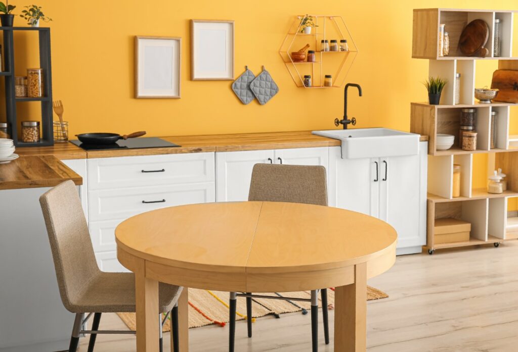 Peindre un seul mur de la cuisine dans une couleur forte