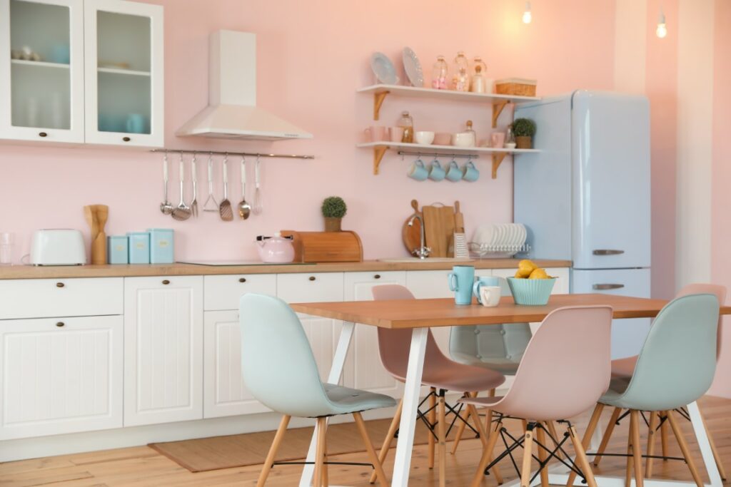 Un mur rose pastel pour ajouter de la fantaisie à la cuisine