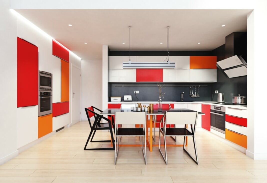 Peindre un mur d'accent coloré dans une cuisine
