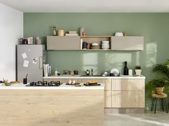 Un mur d'accent vert pour la cuisine